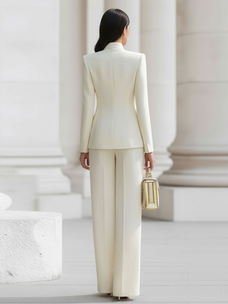 Christina - Costume sur mesure élégant crème avec accents dorés