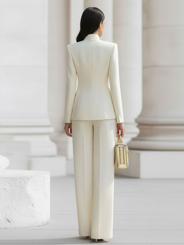 Christina - Costume sur mesure élégant crème avec accents dorés