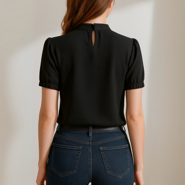 Prisca – Blouse plissée noire à manches fendues