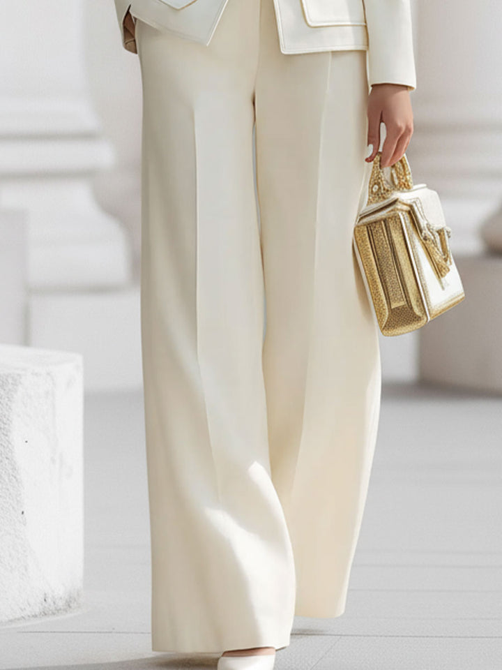 Christina - Costume sur mesure élégant crème avec accents dorés