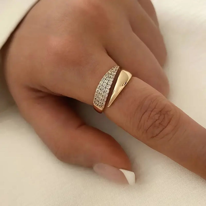 Bague élégante en or et argent avec pierres brillantes