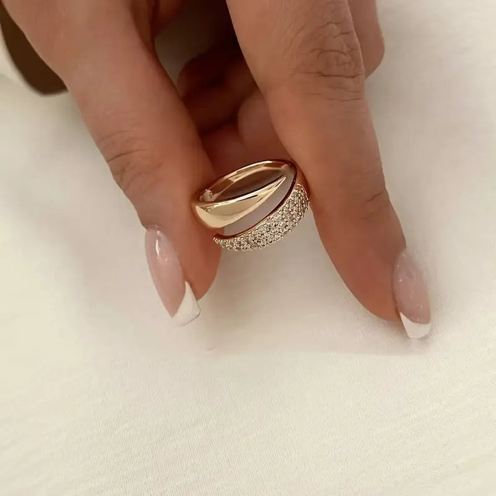 Bague élégante en or et argent avec pierres brillantes