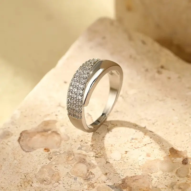 Bague élégante en or et argent avec pierres brillantes