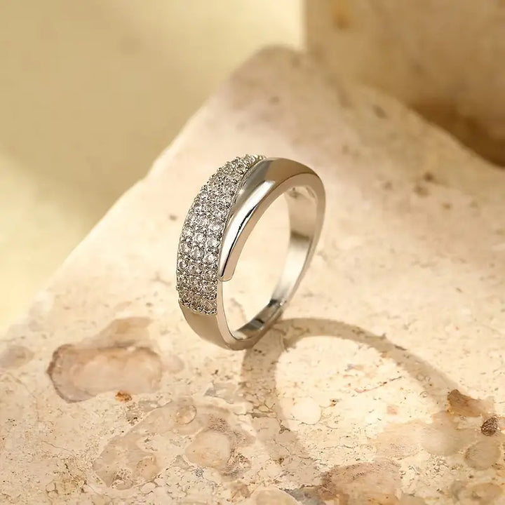 Bague élégante en or et argent avec pierres brillantes