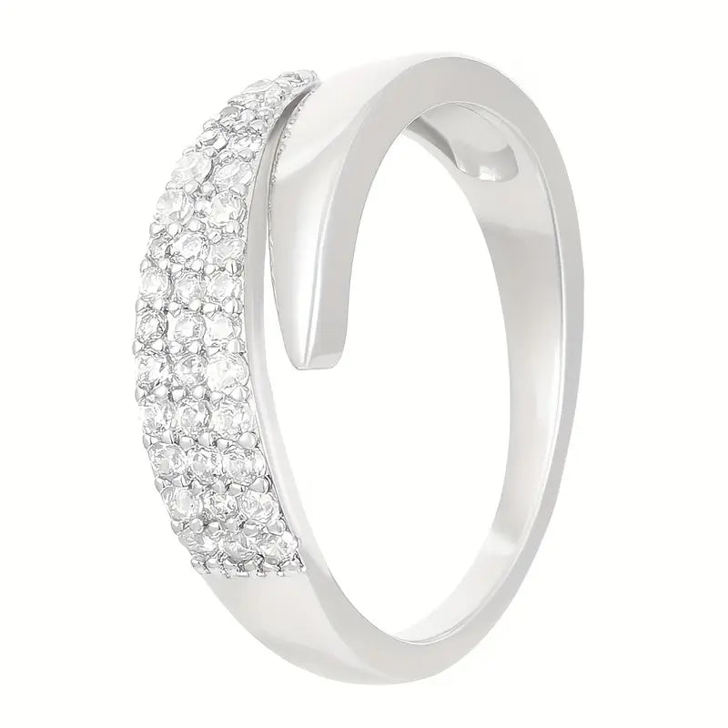 Bague élégante en or et argent avec pierres brillantes