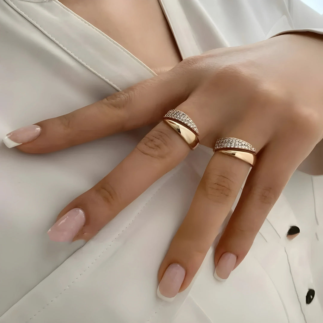Bague élégante en or et argent avec pierres brillantes