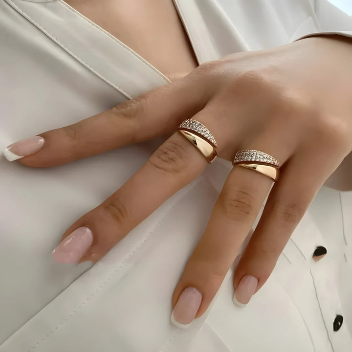 Bague élégante en or et argent avec pierres brillantes