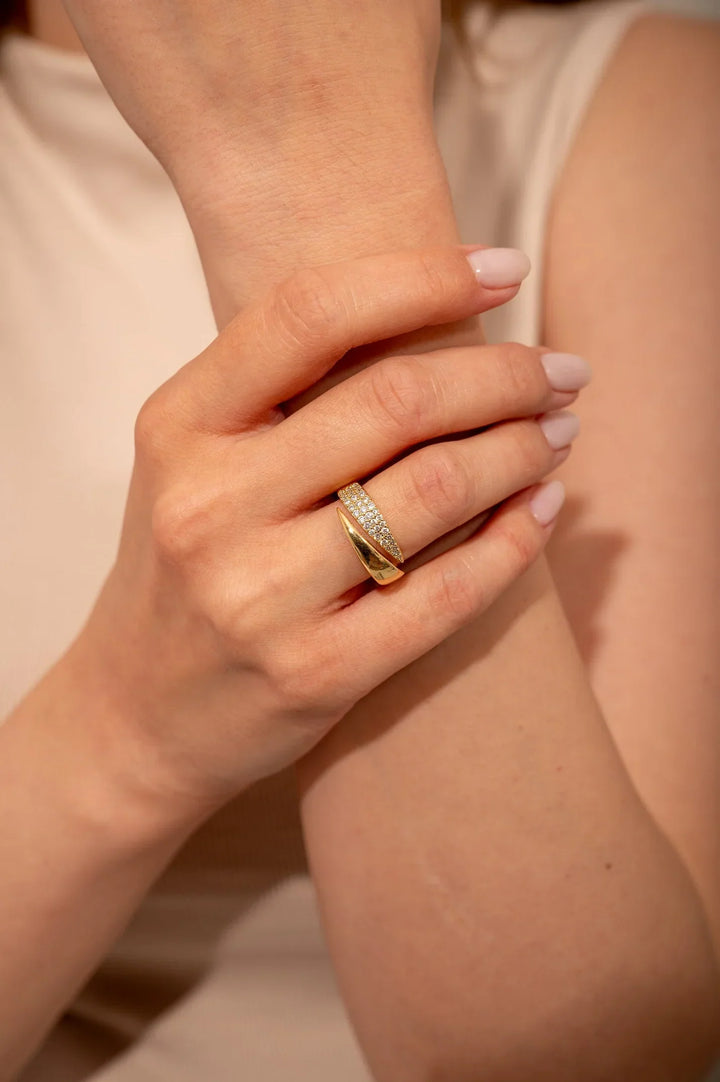 Bague élégante en or et argent avec pierres brillantes