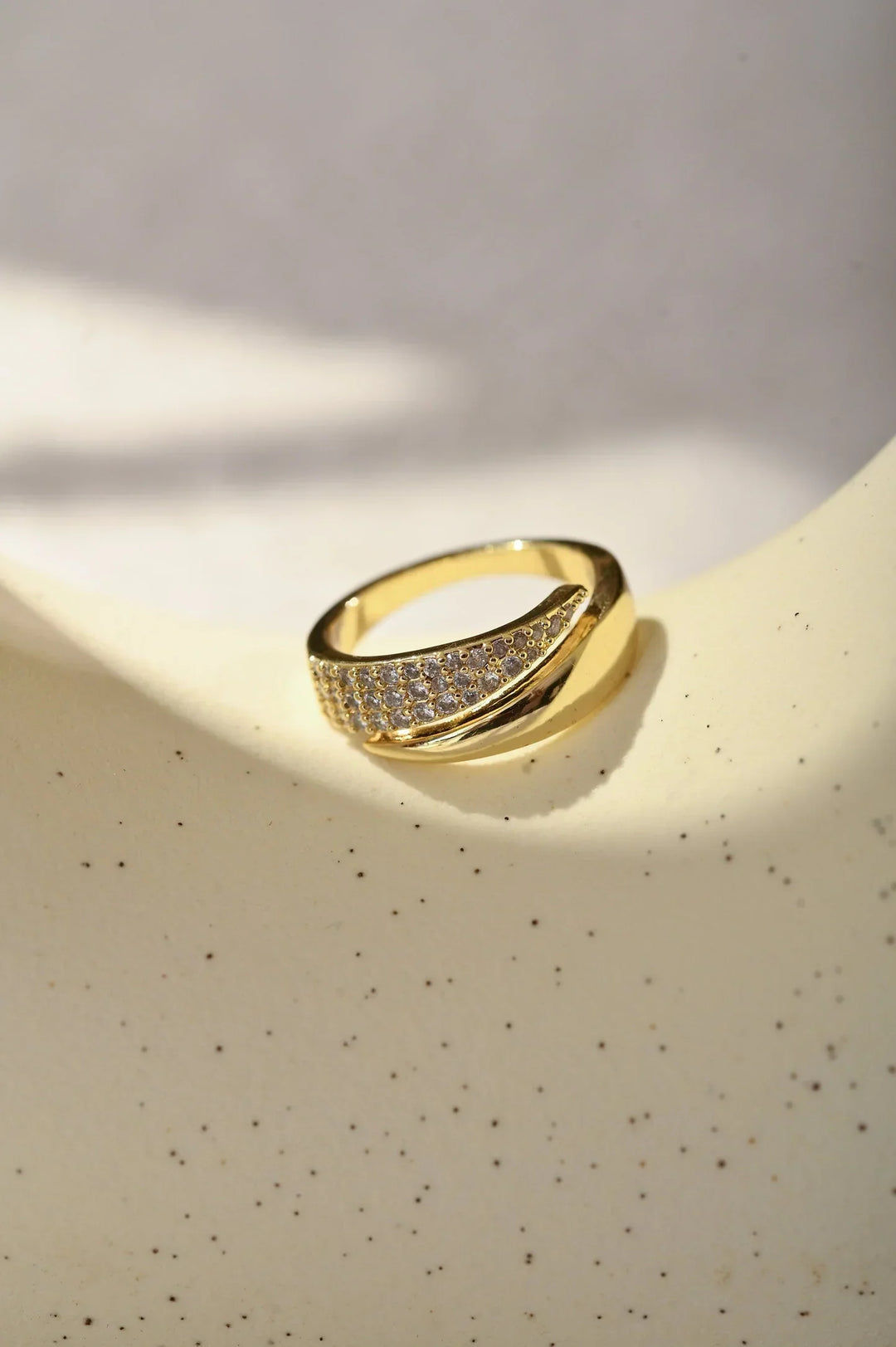 Bague élégante en or et argent avec pierres brillantes