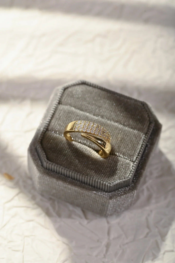 Bague élégante en or et argent avec pierres brillantes