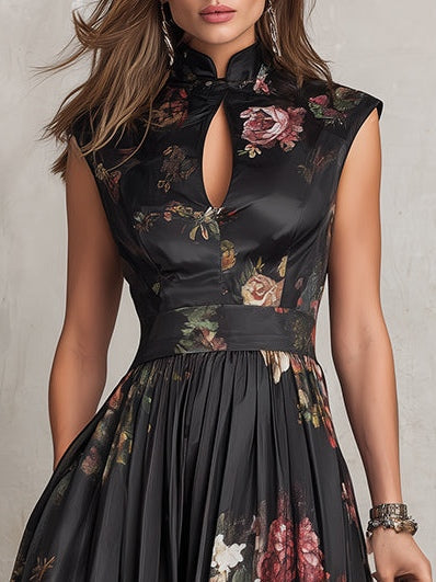 Violette | Robe midi plissée noire en satin avec motif floral et décolleté en forme d'oeil