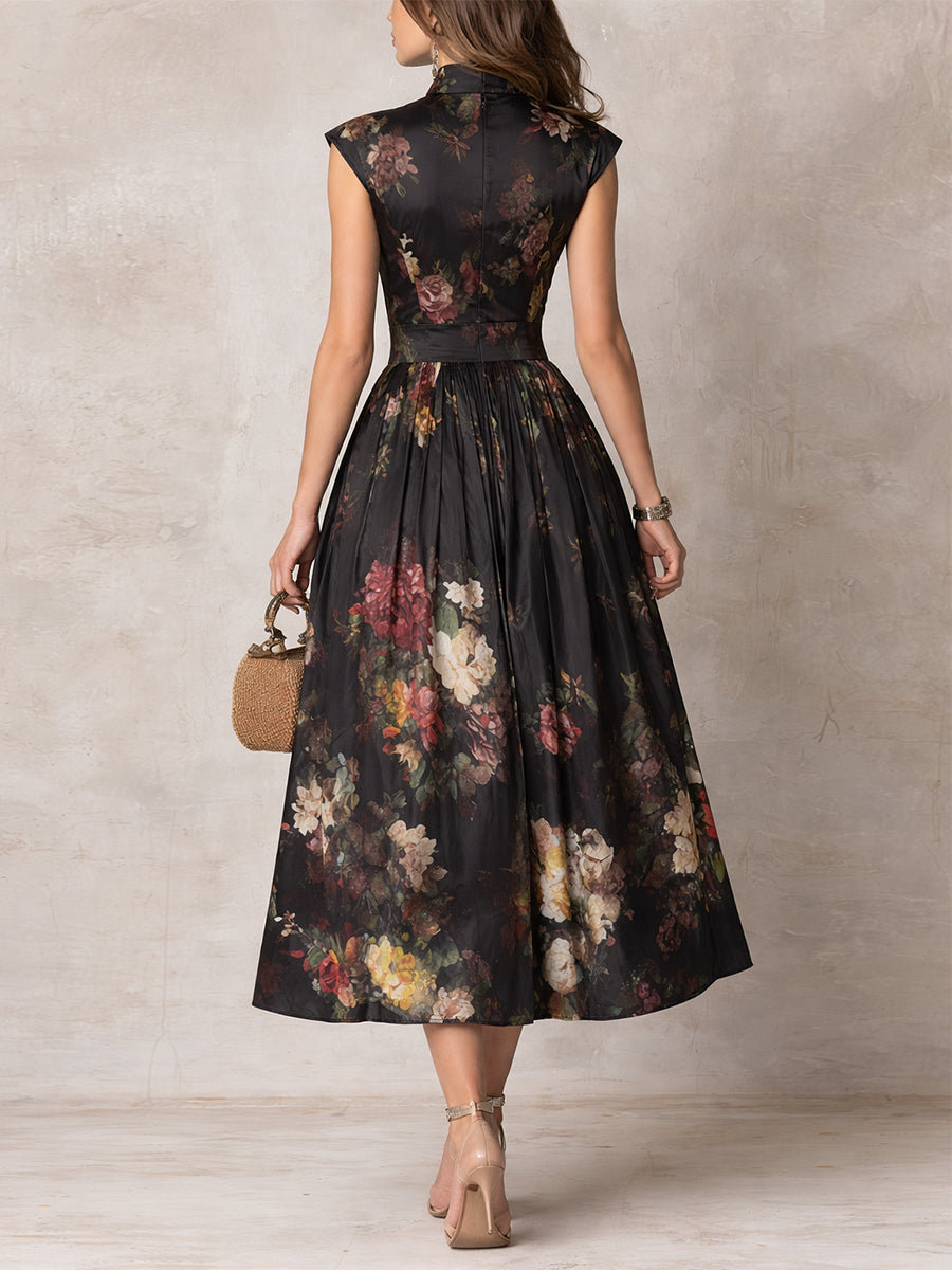 Violette | Robe midi plissée noire en satin avec motif floral et décolleté en forme d'oeil