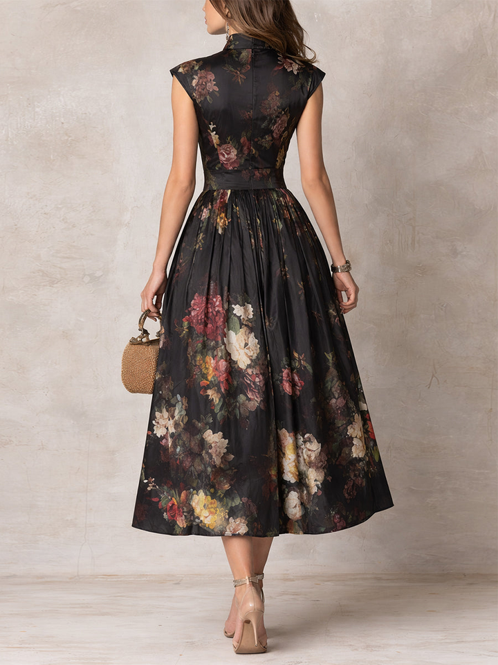 Violette | Robe midi plissée noire en satin avec motif floral et décolleté en forme d'oeil