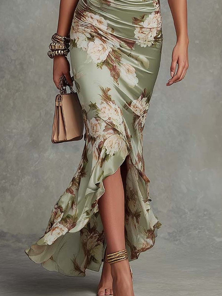 Anna | Robe longue asymétrique en satin vert avec encolure V, manches évasées et motif fleuri