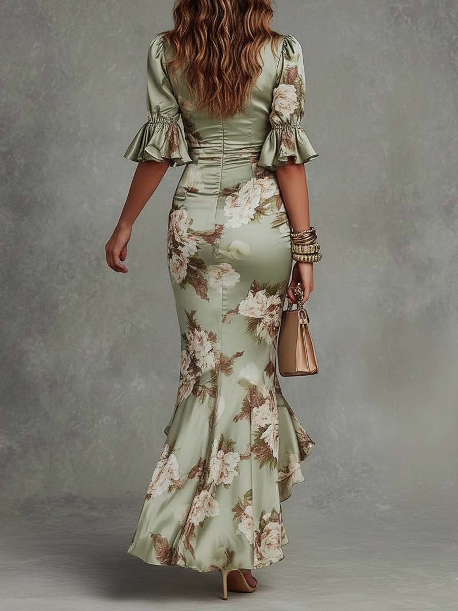 Anna | Robe longue asymétrique en satin vert avec encolure V, manches évasées et motif fleuri