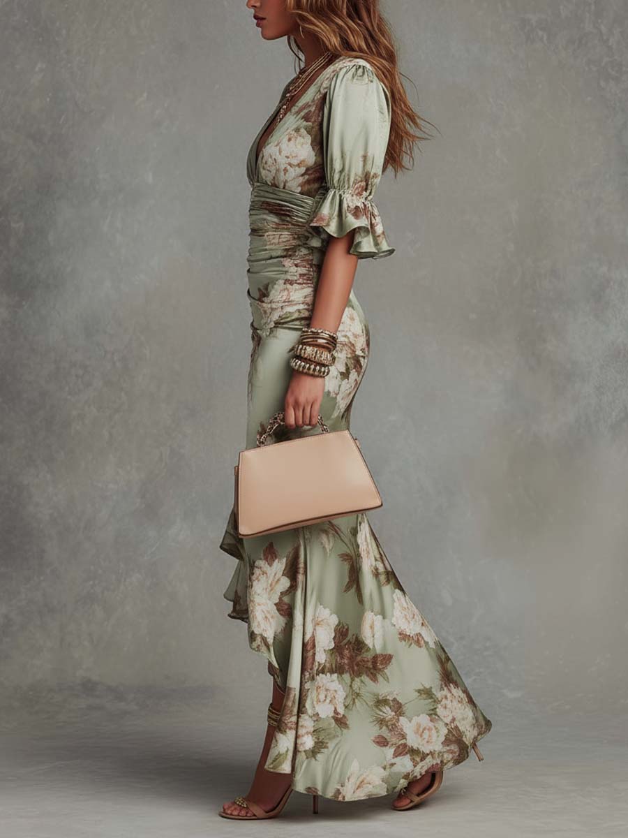 Anna | Robe longue asymétrique en satin vert avec encolure V, manches évasées et motif fleuri
