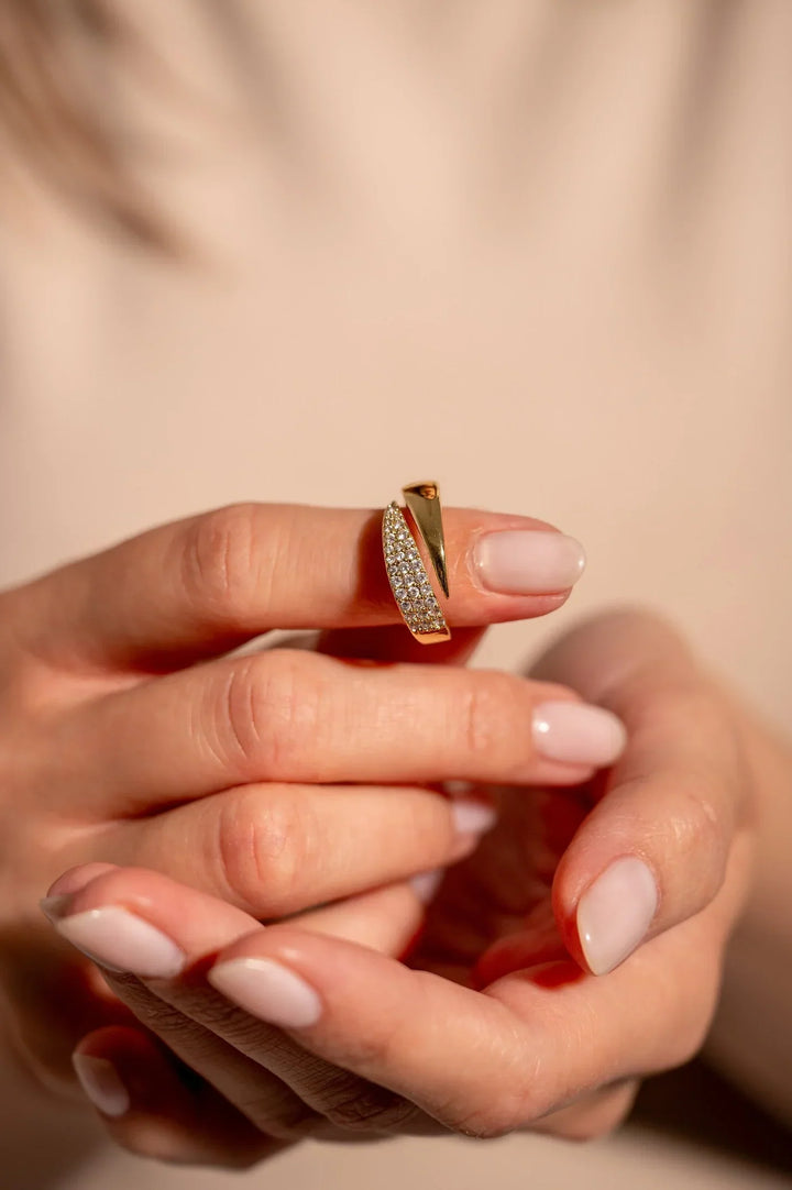 Bague élégante en or et argent avec pierres brillantes