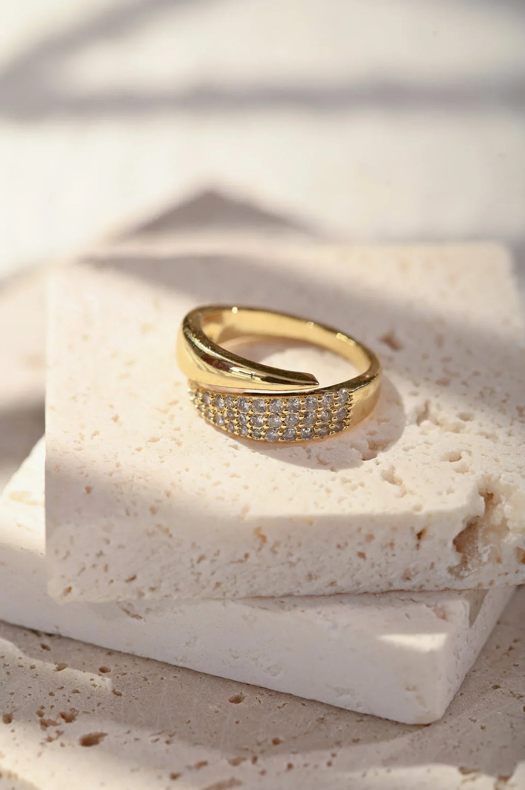 Bague élégante en or et argent avec pierres brillantes