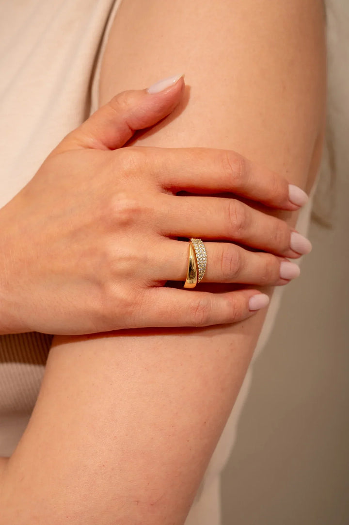 Bague élégante en or et argent avec pierres brillantes