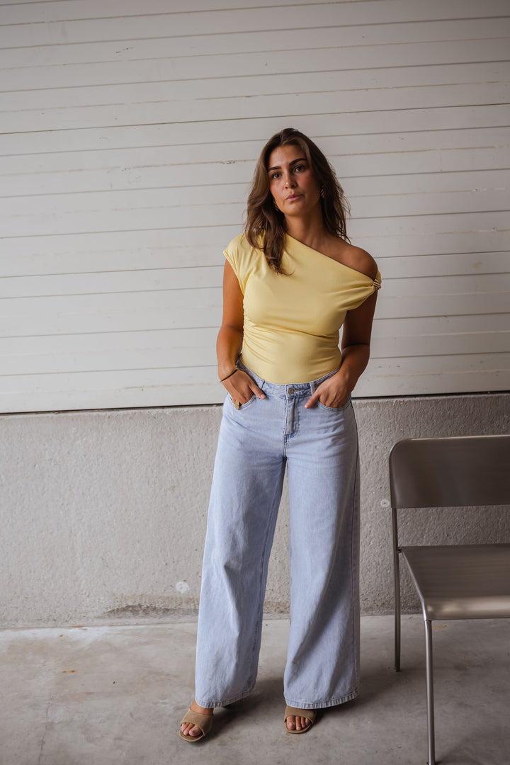 Ludwika – T-shirt à col asymétrique et accent doré