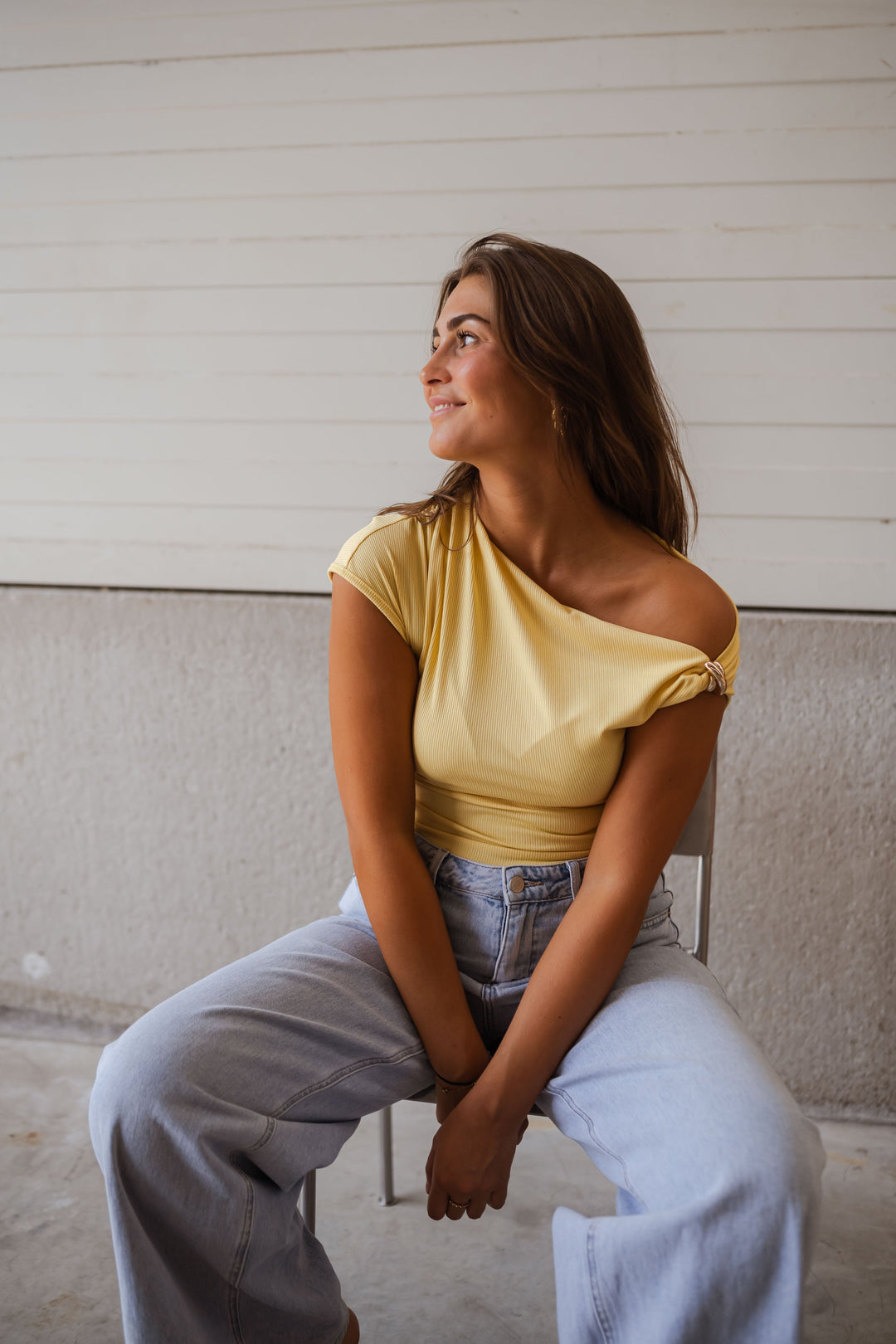 Ludwika – T-shirt à col asymétrique et accent doré