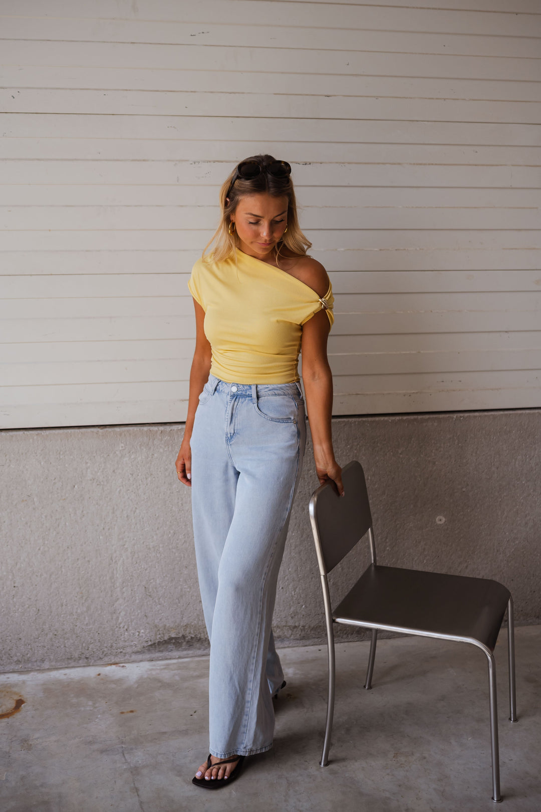Ludwika – T-shirt à col asymétrique et accent doré