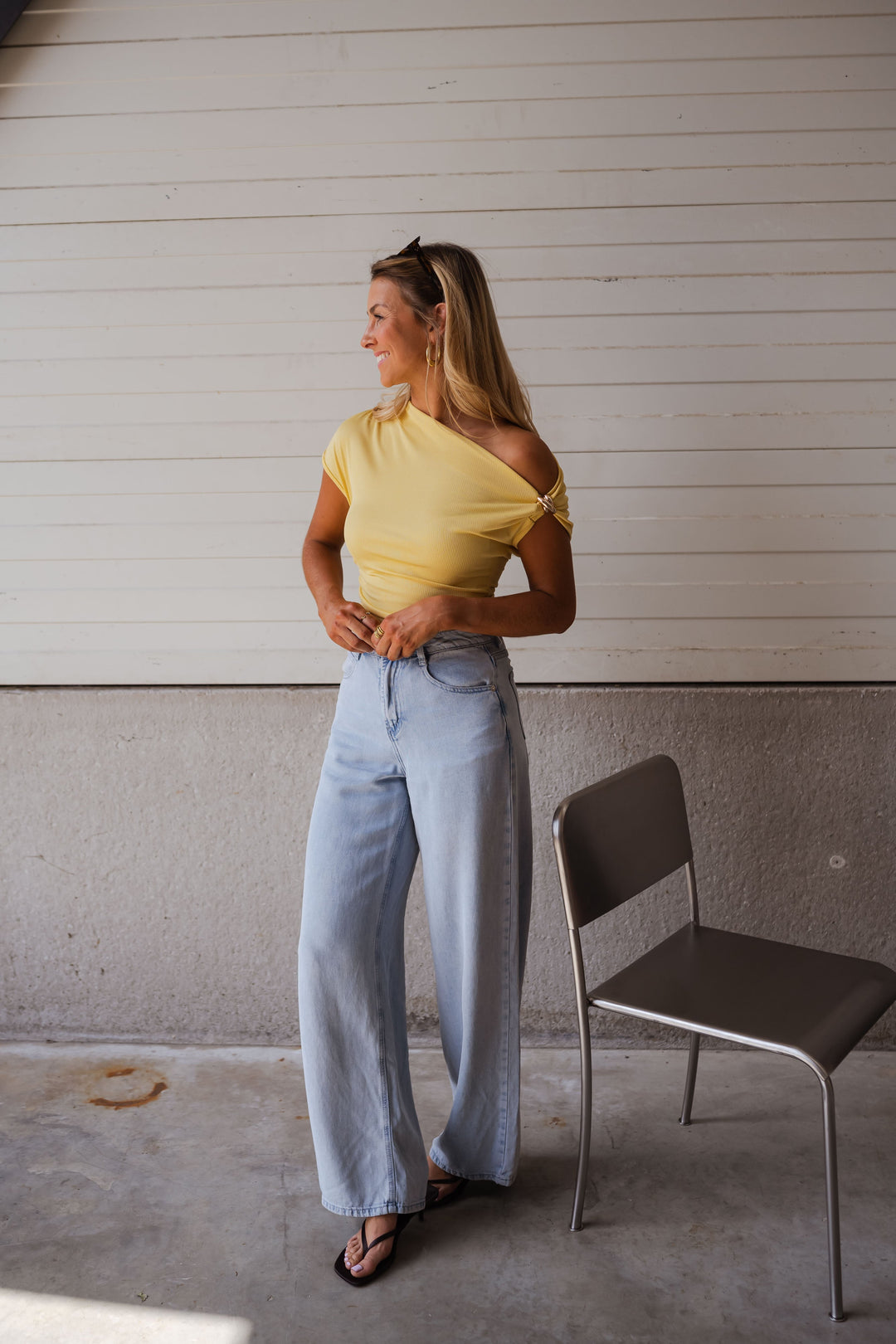 Ludwika – T-shirt à col asymétrique et accent doré