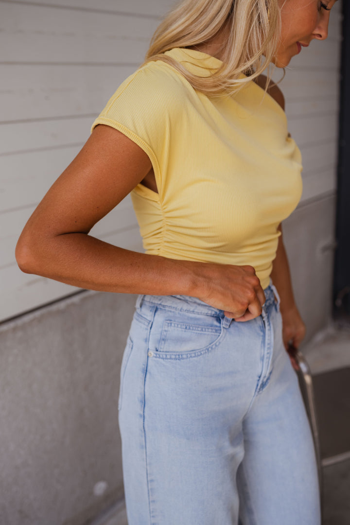 Ludwika – T-shirt à col asymétrique et accent doré