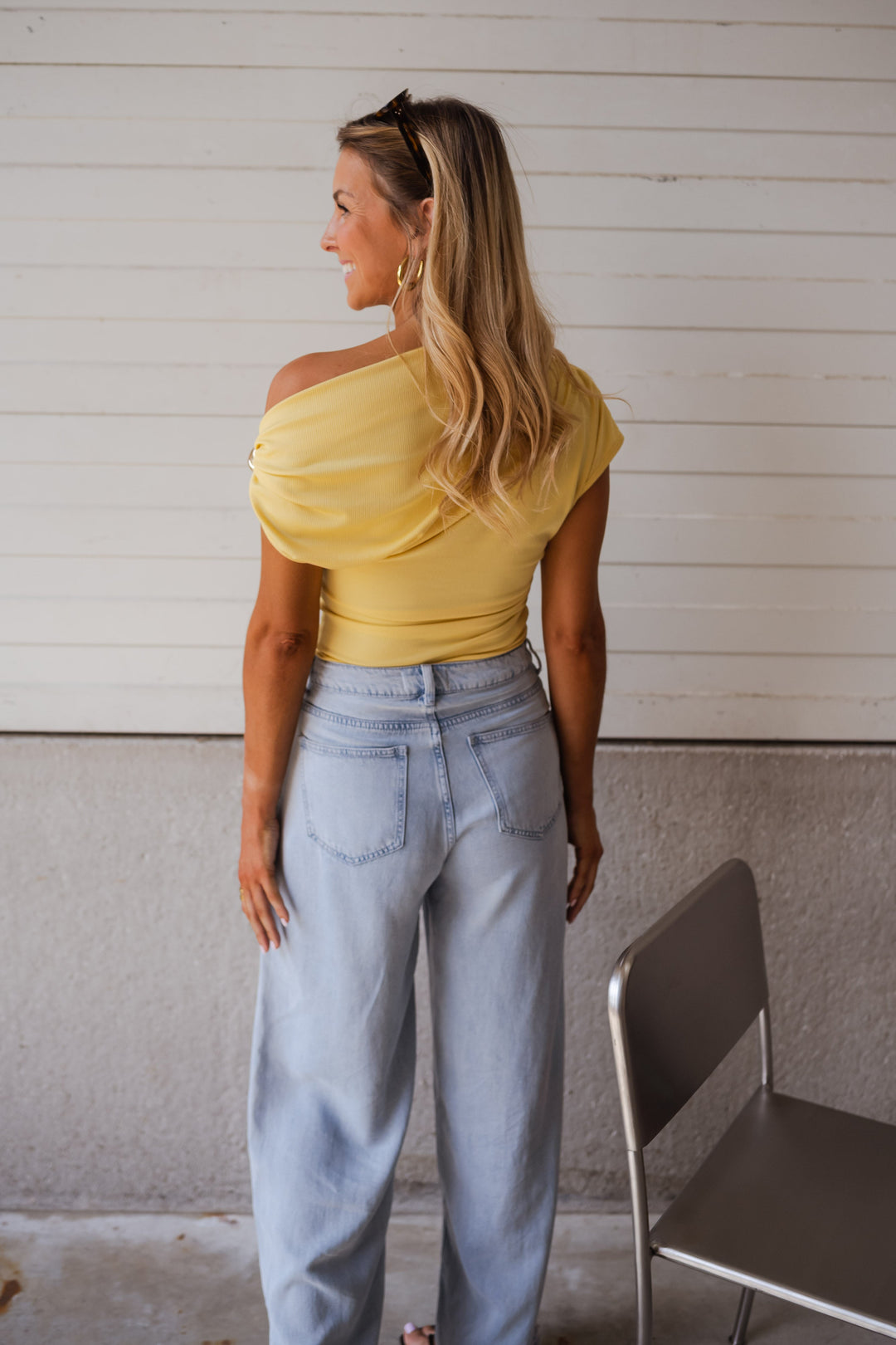 Ludwika – T-shirt à col asymétrique et accent doré