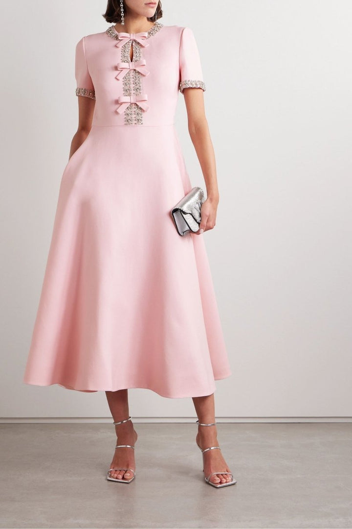 Aria™ | Robe midi avec détails en cristal et nœud